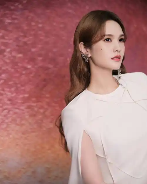 杨丞琳《我们的歌》白色披风造型写真 留波浪卷发洋气时髦_杨丞琳