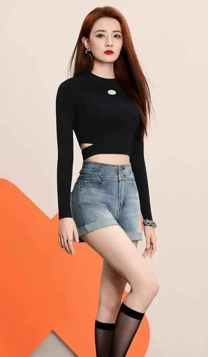 徐璐穿紧身牛仔裤,尽显大长腿,这样的徐璐你给打几分