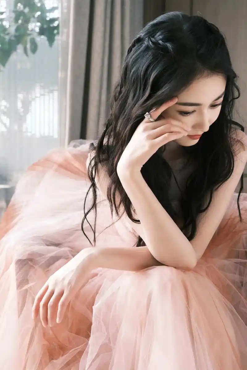 陈钰琪裸粉长裙优雅写真图片