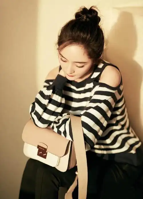 杨幂露肩条纹毛衣很抢眼,一身简约风美若天仙