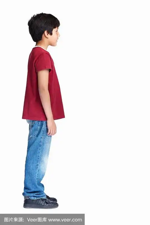 一个可爱的小男孩站在白色的侧面图像