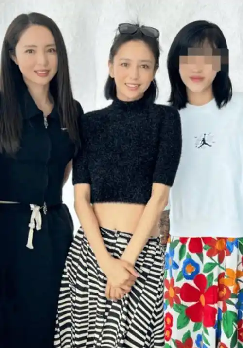 佟丽娅跟董璇差距越来越大,一个风姿卓越,一个断崖式衰老成大婶_衣服