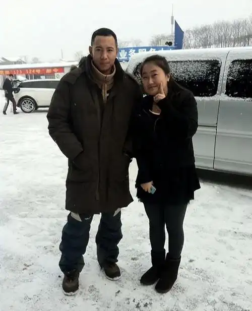 演员谷智鑫34岁拍戏坠马瘫痪女友照顾他10年未办婚礼成遗憾