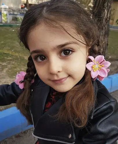 4岁的她被称为"全球最美女童",走在街上都有人跑过来送礼物……为了