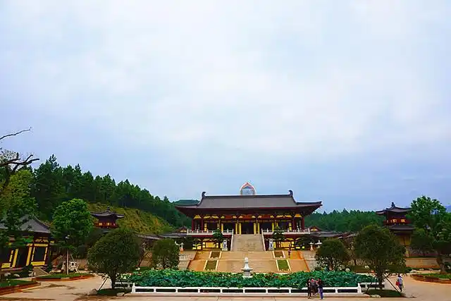 三圣殿全长90米,殿前是七宝莲池