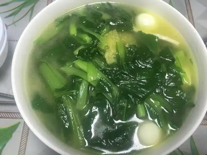 不多时,美味的小青菜汤也端上了餐桌.