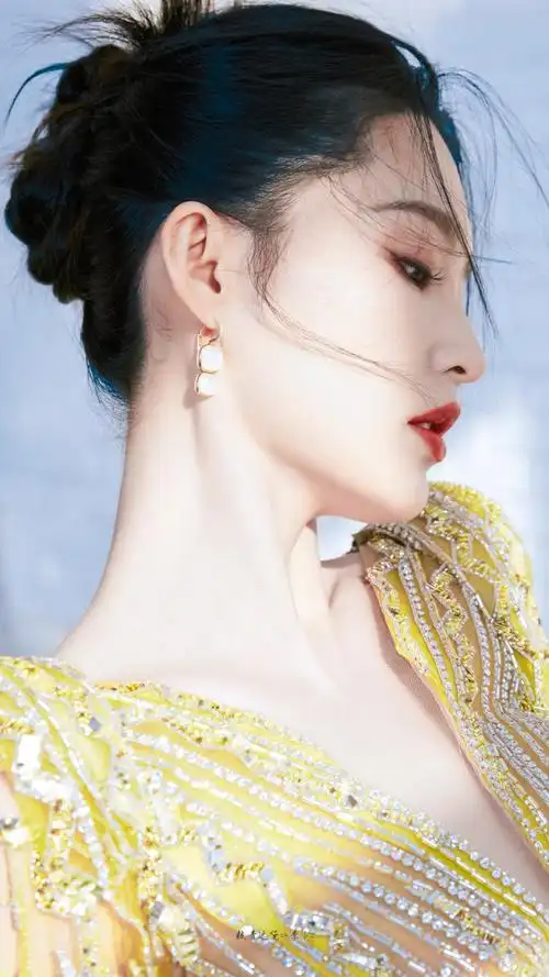 李沁鎏金深v##李沁深v露背长裙