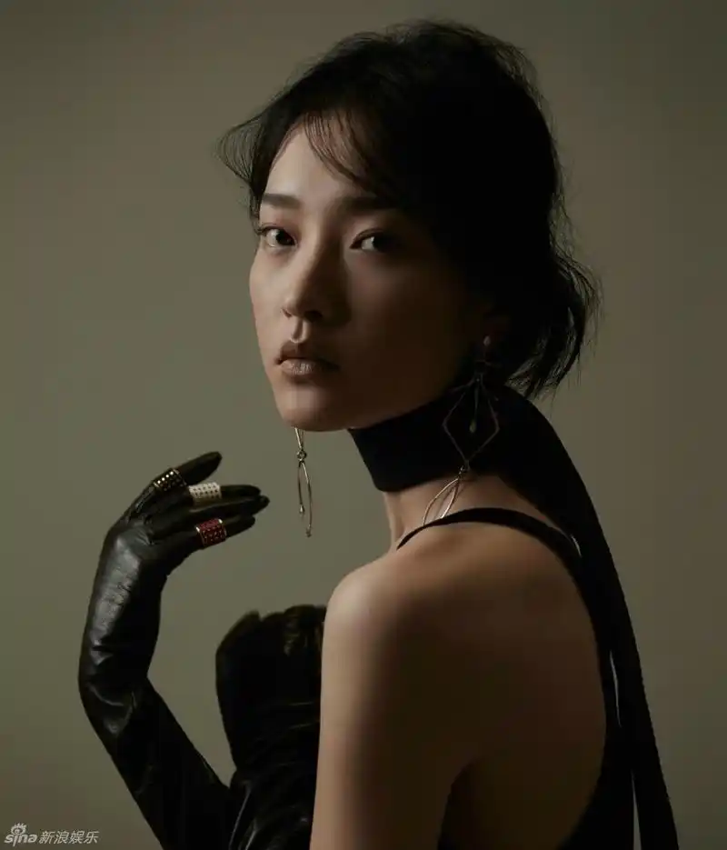 超模杜鹃登杂志封面气质高冷迷人组图