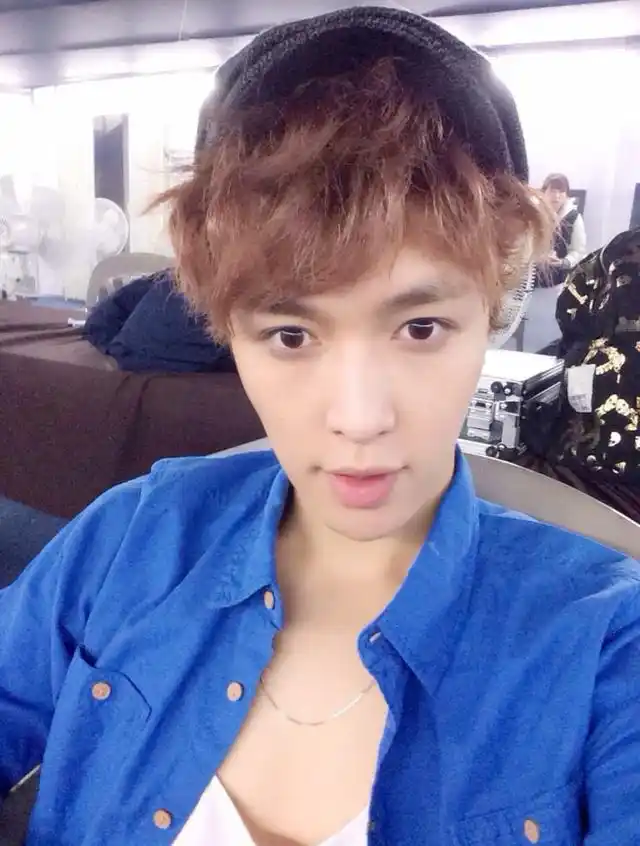 吴亦凡2013年11月23日在微博发的第一张照片,如同漫画里走出来的男人