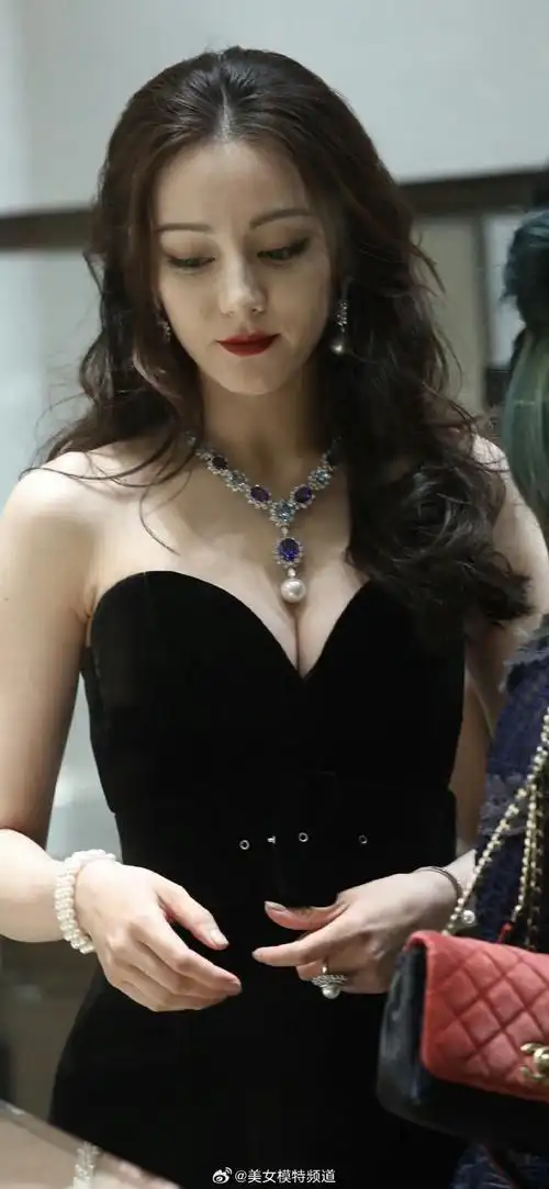 迪丽热巴黑色抹胸裙