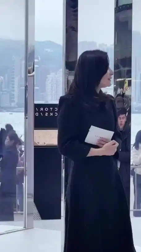 郭晶晶 线下活动路透,42岁的她依然优雅大气,平日里还默默的做着公益