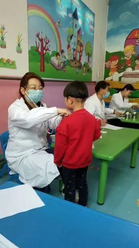 体检医生仔细为小朋友检查