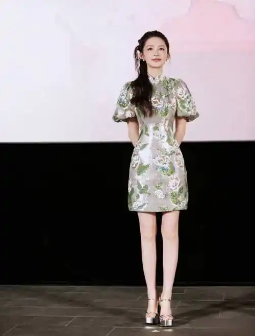 惊艳全场!李沁《庆余年》重庆站发布会穿绿色亮片高定旗袍美照曝光!