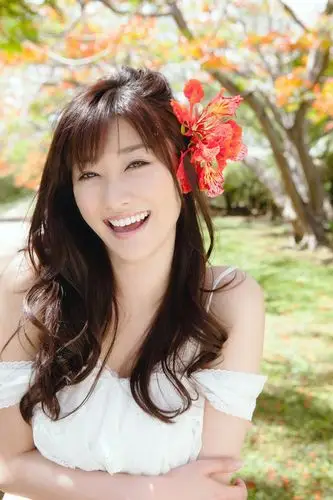 美景阳光下的开心笑容美裙姑娘