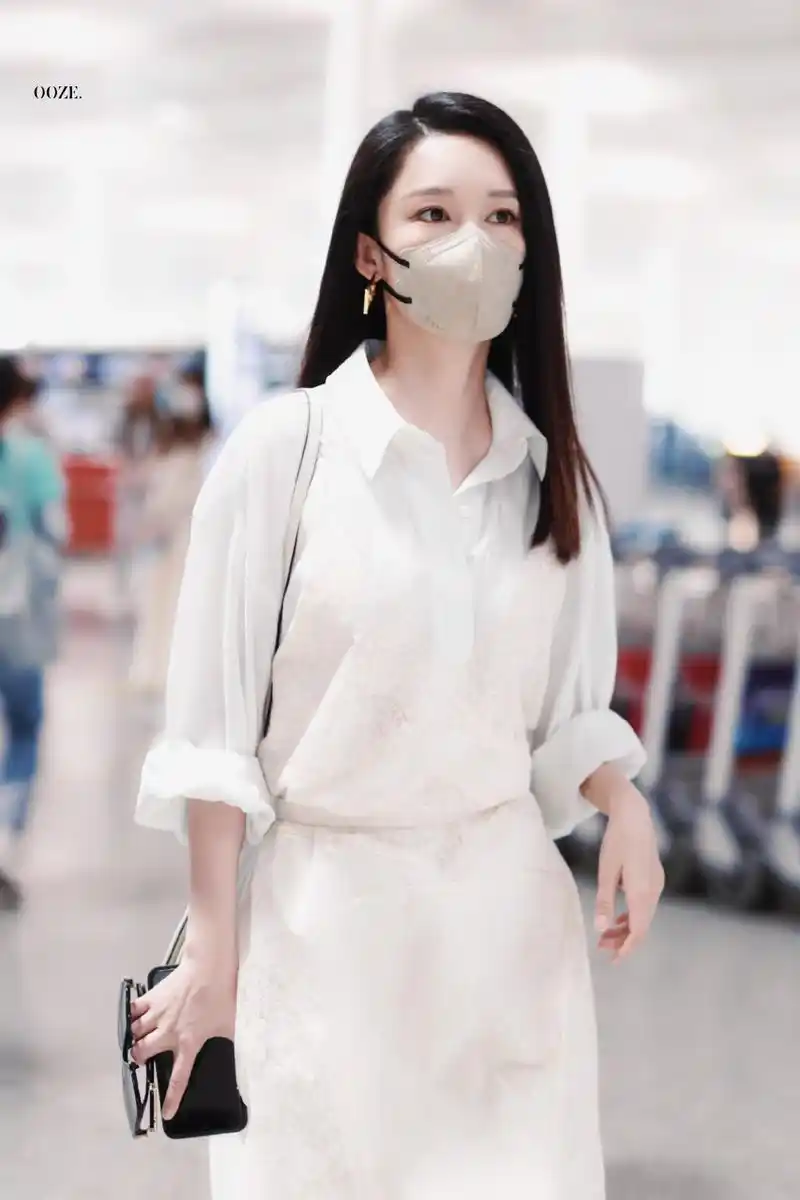 李沁机场街拍,出发前往巴黎高定时装周看秀,简约的白色束腰衬衫裙搭配