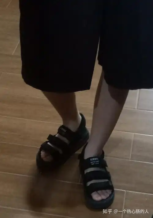 什么凉鞋配校服裤子好看?