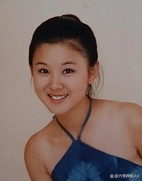 李小萌从小在父母的培养之下就多才多艺,在她小的时候就非常喜欢唱歌