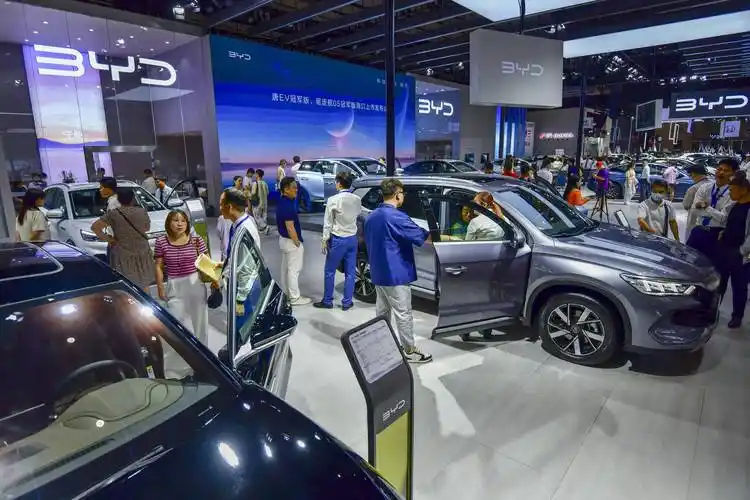 在海南金秋车展现场,比亚迪展台吸引众多民众驻足了解.