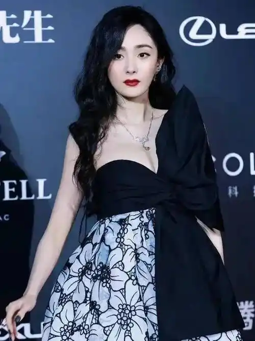 杨幂时尚大突破?穿超大蝴蝶结碎花裙,尽显丰满身材