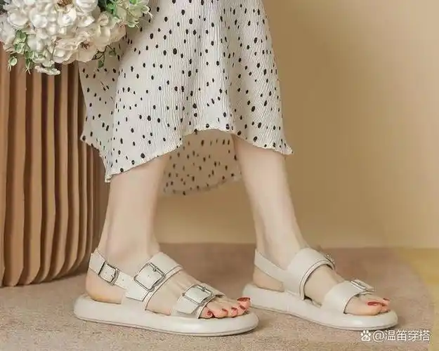 下过雨的夏天傍晚,穿上好看的凉鞋,回到小时候,去踩水坑吧!