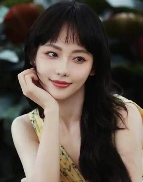 张嘉倪身高164cm,身材凹凸有致,尤其是剧中穿上白色晚礼服时候,好身材