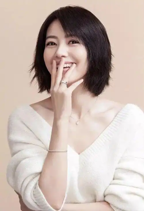 都市女人修剪的短发神器流行白领的女孩子短直发发