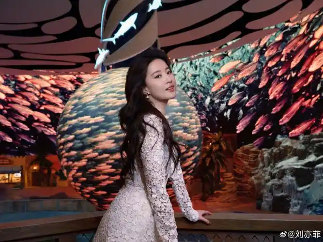 金色高定##刘亦菲立夏营业照##刘亦菲三亚活动人气##刘亦菲37岁状态