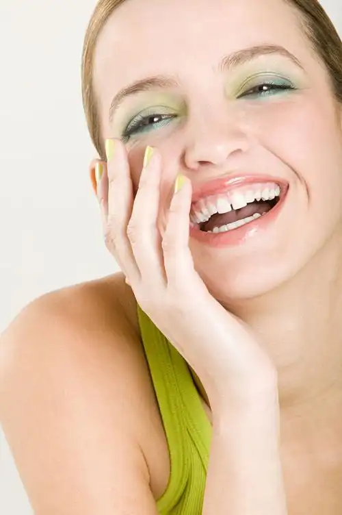 张嘴开怀大笑的年轻女孩图片素材图片[高清图片,jpg格式]