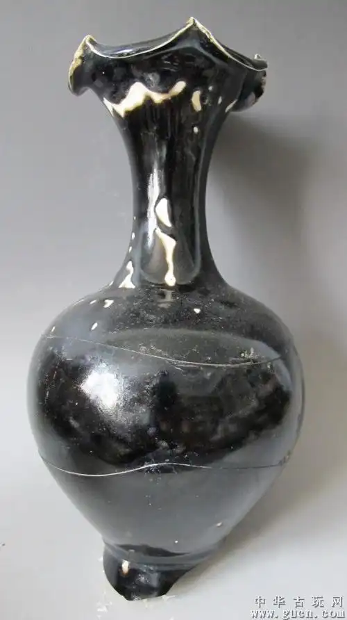 宋代定窑黑定花口瓶标本