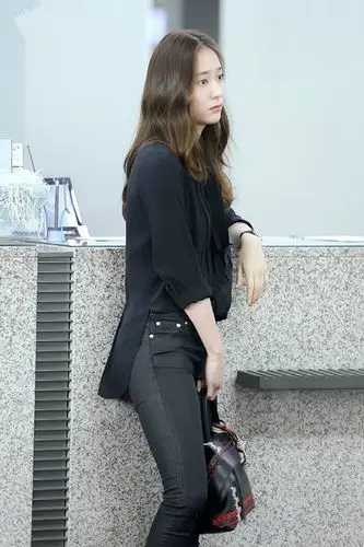 郑秀晶机场最新街拍 一身黑的酷帅