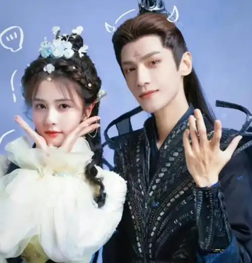 白鹿和罗云熙的《长月烬明》属于二搭了,两人的第一次合作是《半是