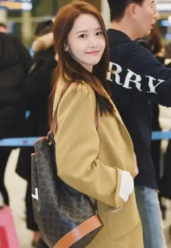 林允儿机场穿搭太高级了,风衣配牛仔裤秀出大长腿,是初恋的感觉