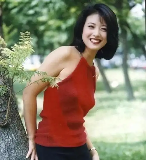 娱乐圈中涌现了许多看起来不老的女明星,但像周海媚这样的60后明星,看