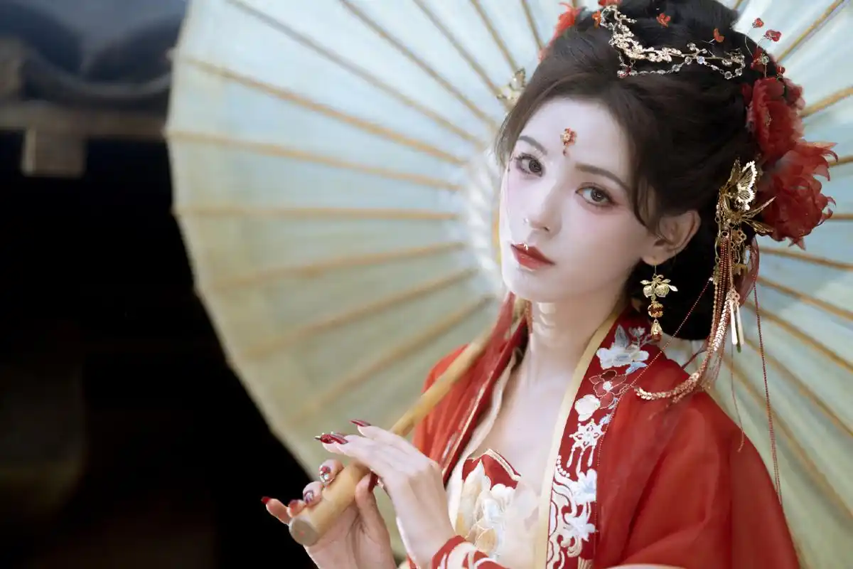 张予曦国风大典唯美造型:一袭红衣,一眸,一笑,是心动.