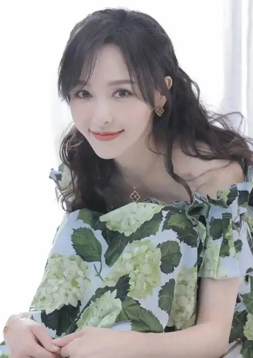 明星唐嫣时尚写真:优雅唯美,温婉贤淑