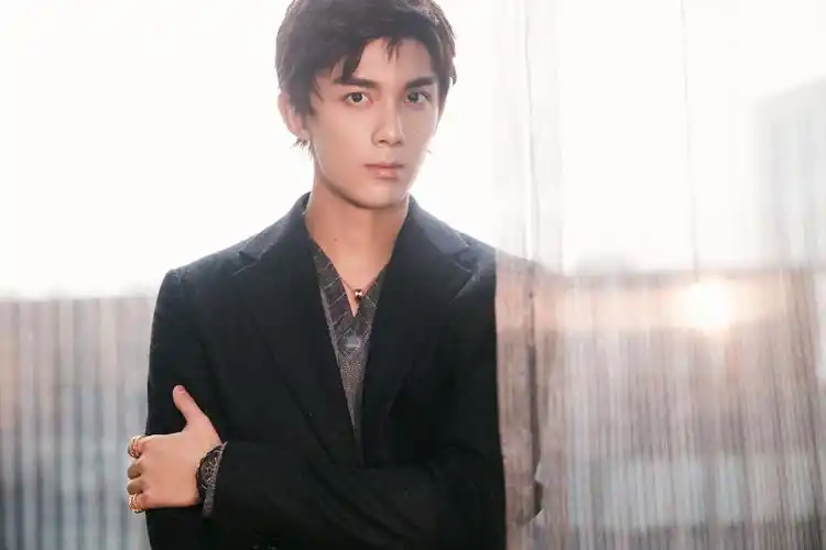 吴磊最新参加活动的造型图!__财经头条