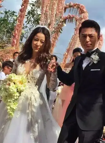 霍建华晒离婚协议林心如近期面色蜡黄眼歪嘴斜一波丑照曝光