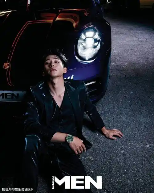 丁海寅看着壮了不少呢xd特别是黑灰色的西装造型,隐约露出的肌肉缐条