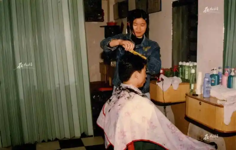 1994年,母亲在罗湖做理发师.
