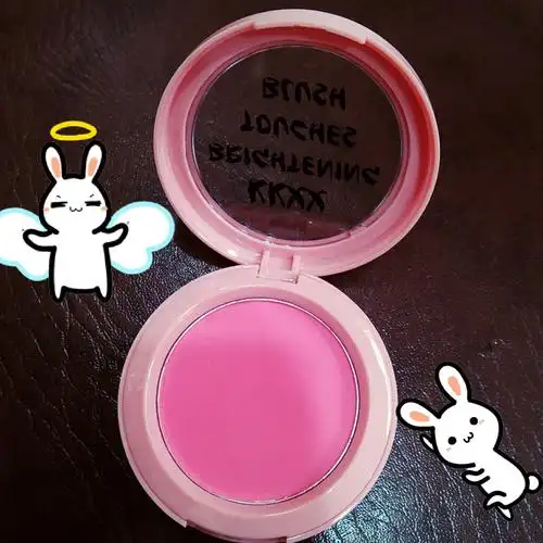 (用粉刷沾取腮红,以脸颊的中心点开始,往脸颊中心返回,从后面往脸颊