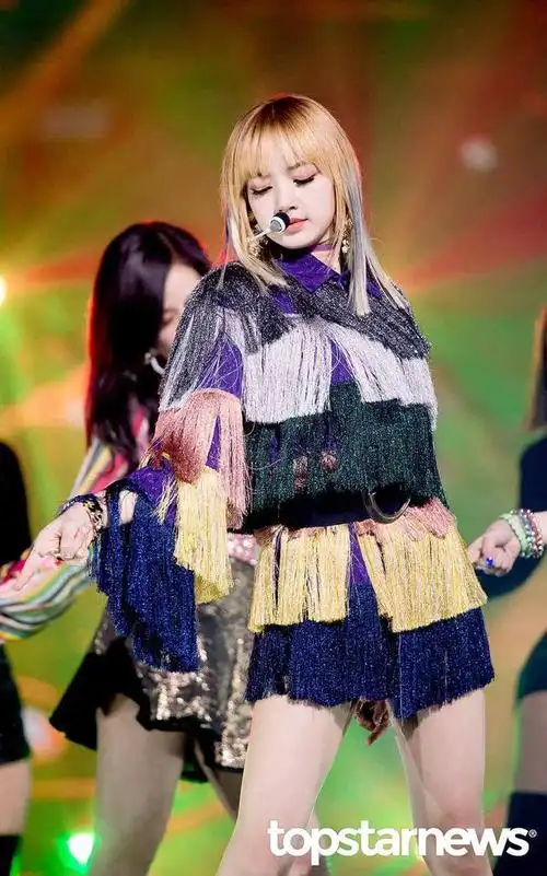 lisa绝美闪耀舞台照大集合 人间芭比青春活力气场全开「组图」