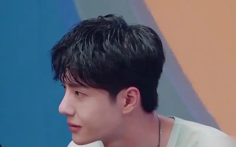 王一博自述剧组神仙盒饭,众人化身"吃瓜"群众_哔哩哔哩_bilibili