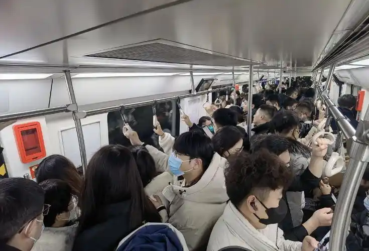 拥挤的北京地铁.  视觉中国 资料图