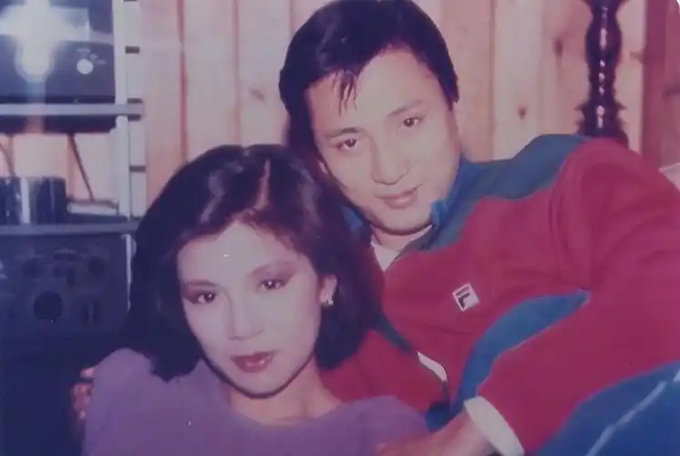 1983年,在翁美玲拍摄金庸武侠剧《射雕英雄传》时,便和汤镇业确定了