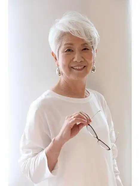 58到88的女性发型这样剪花白头发也很美