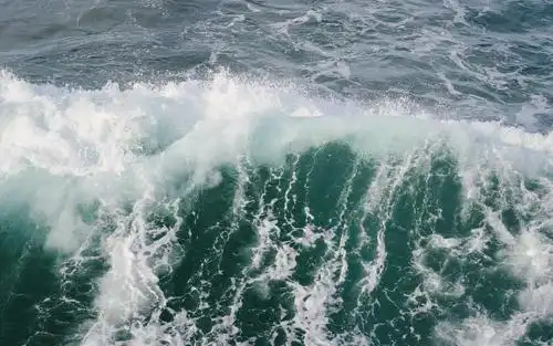 汹涌的海浪高清桌面壁纸