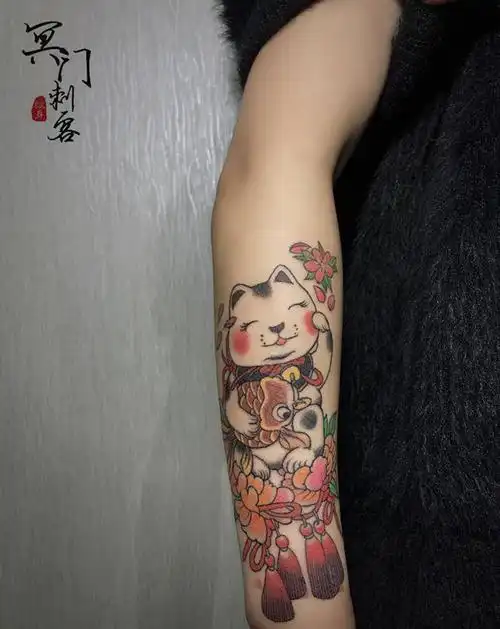 招财猫纹身图片_手臂old school招财猫纹身图案