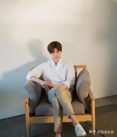 李钟硕匹诺曹w两个世界的男主演技精湛颜值高的他你们喜欢吗