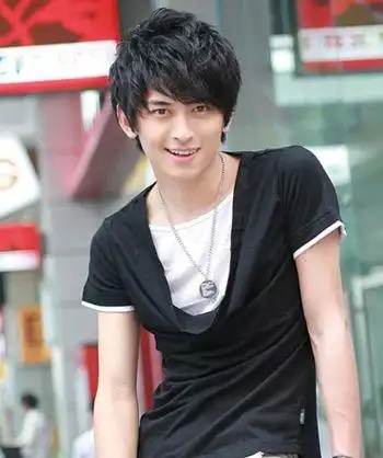 将时尚的皮卡路烫发与纹理烫美发技术融合在一起,打造出来的男生发型