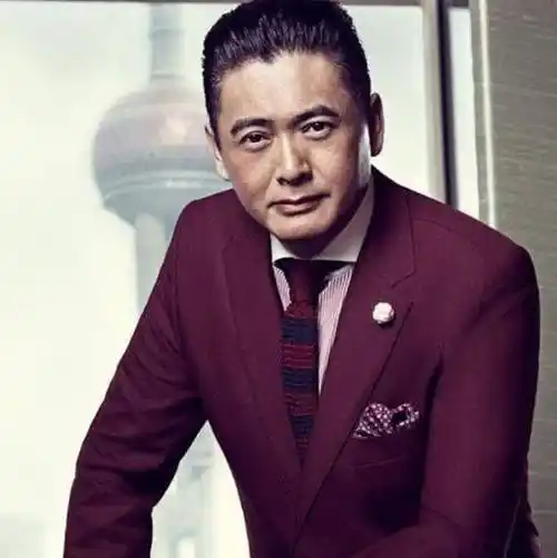 原创66岁男神周润发近照曝光满头银发皱纹深网友直呼大变样认不出